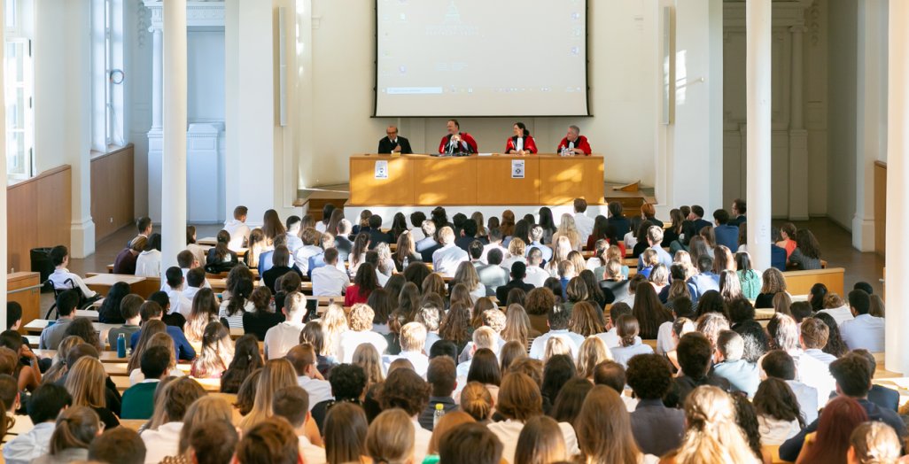 Photo d'ensemble de la conférence solennelle du Collège de droit et de l'École de droit